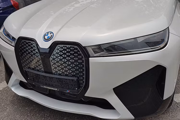 BMW iX 2022 mới vẫn có lưới tản nhiệt hình quả thận khổng lồ ở phía trước, nhưng không hề có tác dụng làm mát động cơ như xe động cơ đốt trong, thay vào đó đây là nơi tích hợp hệ thống camera, radar, cảm biến cho các hệ thống hỗ trợ lái xe tiên tiến. Hai bên thân xe nổi bật với những đường vân dập nổi tăng thêm sự khỏe khoắn, thể thao.