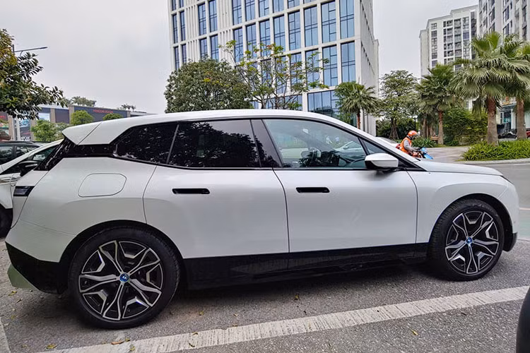 Hai bên thân xe nổi bật với những đường vân dập nổi tăng thêm sự khỏe khoắn, thể thao của chiếc xe. Tay nắm cửa dược thiết kế dạng phẳng. Thân xe được làm từ những vật liệu tổng hợp như thép cường độ cao, nhôm, nhựa dẻo và CFRP (Carbon Fiber Reinforced Polymer Composites).