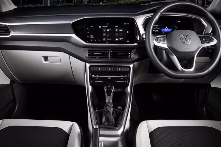 Như vậy, Volkswagen T-Cross tại Việt Nam không có hộp số sàn 6 cấp như Taigun ở Ấn Độ. Ngoài ra, động cơ xăng 1.5L với công suất tối đa 150 mã lực và mô-men xoắn cực đại 250 Nm của Volkswagen Taigun tại Ấn Độ cũng không được dùng cho xe ở Việt Nam.