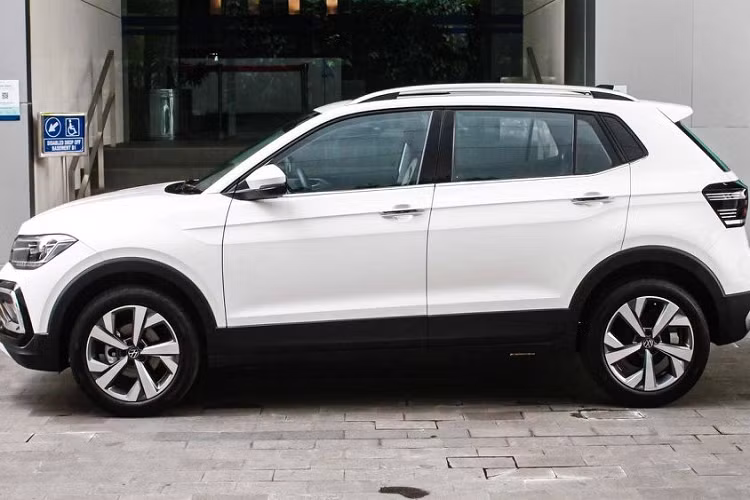 Được phát triển dựa trên cơ sở gầm bệ MQB A0 IN của tập đoàn Volkswagen, T-Cross ở Việt Nam sở hữu kích thước cụ thể bao gồm chiều dài 4.221 mm, chiều rộng 1.760 mm, chiều cao 1.612 mm và chiều dài cơ sở 2.651 mm. Như vậy, xe có kích thước lớn hơn so với Volkswagen T-Cross hiện đang bán ở châu Âu. Tuy nhiên, xe vẫn ngắn hơn một số đối thủ cùng phân khúc như Kia Seltos (chiều dài 4.315 mm) và Toyota Corolla Cross (4.460 mm).