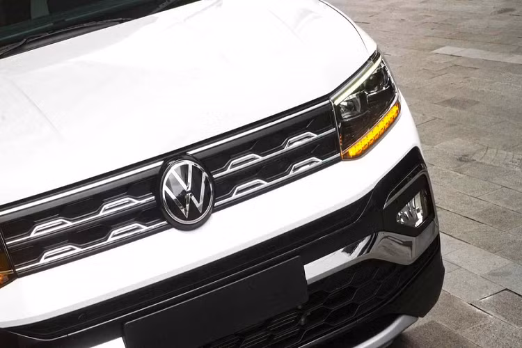 "Trái tim" của Volkswagen T-Cross 2022 tại Việt Nam là khối động cơ xăng tăng áp, dung tích 1.0L, sản sinh công suất tối đa 115 mã lực và mô-men xoắn cực đại 178 Nm. Sức mạnh được truyền tới bánh thông qua hộp số tự động 6 cấp. Lượng xăng tiêu thụ trung bình của xe là 16,44 km/lít (khoảng 6,08 lít/100 km).