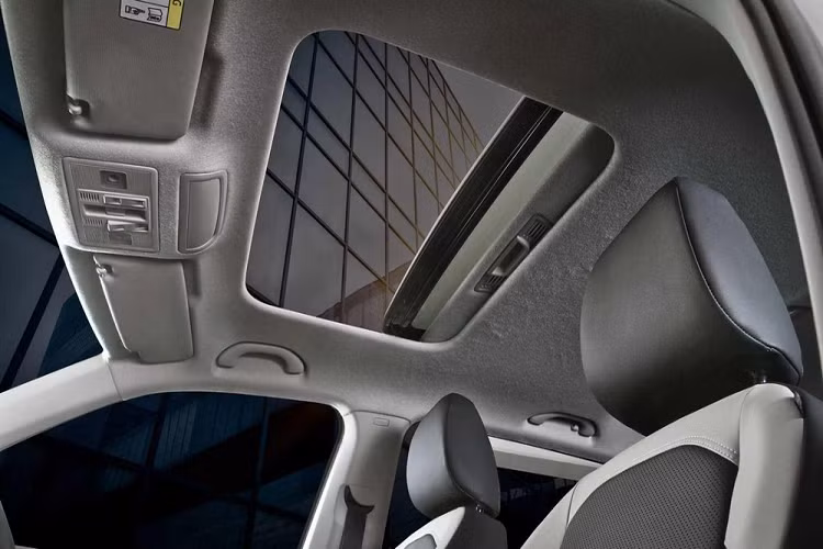 Các trang bị an toàn của Volkswagen T-Cross 2022 khá cơ bản gồm; trang bị an toàn như 6 túi khí, camera lùi, cảm biến đỗ xe, hệ thống hỗ trợ khởi hành ngang dốc, hệ thống cân bằng điện tử, hệ thống chống bó cứng phanh ABS, phân bổ lực phanh điện tử EBD, cảnh báo áp suất lốp và kiểm soát hành trình.
