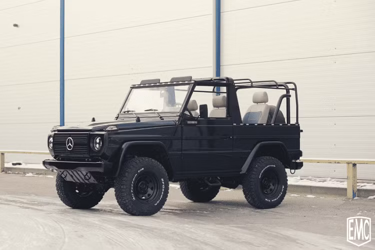  Mercedes-Benz G-Class địa hình là mẫu xe chế tạo thủ công lâu đời nhất vẫn được sản xuất ngày nay, và với việc thương hiệu Đức đã lên kế hoạch chế tạo một biến bảo chạy điện hoàn toàn của nó, chuyện này chắc sẽ không thay đổi trong tương lai. Mỗi năm, các chuyên gia lành nghề tại nhà máy Magna-Steyr ở Áo đều tự tay lắp ráp hàng chục nghìn chiếc G-Class phục vụ nhu cầu của những khách hàng giàu có.
