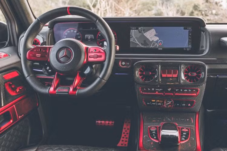 Với một chiếc xe nặng gần 3.000 kg, Brabus AMG G63 bán tải chỉ mất 4,4 giây để tăng tốc từ 0 lên 100km. Vận tốc tối đa mà chiếc xe có thể đạt được là 210km/h. Nội thất trên Brabus AMG G63 được hoàn thiện bằng da cao cấp và ốp cacbon. Các điểm nhấn sơn màu đỏ làm cho khoang nội thất của chiếc xe thêm đậm chất thể thao, mạnh mẽ và nổi bật.