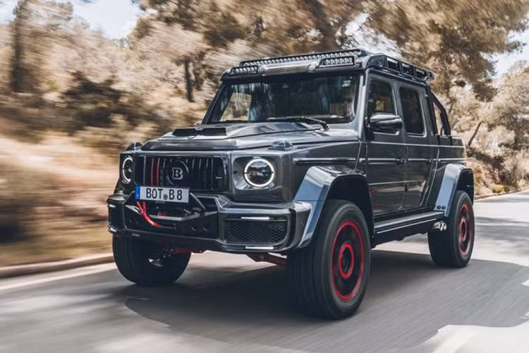 Brabus đã thay đổi toàn bộ thiết kế khung sườn nguyên bản của xe SUV Mercedes-AMG G63 và gia tăng chiều dài tổng thể thêm 27,1cm, nới rộng thân xe thêm 11,6cm, khoảng sáng gầm xe đạt 49cm.