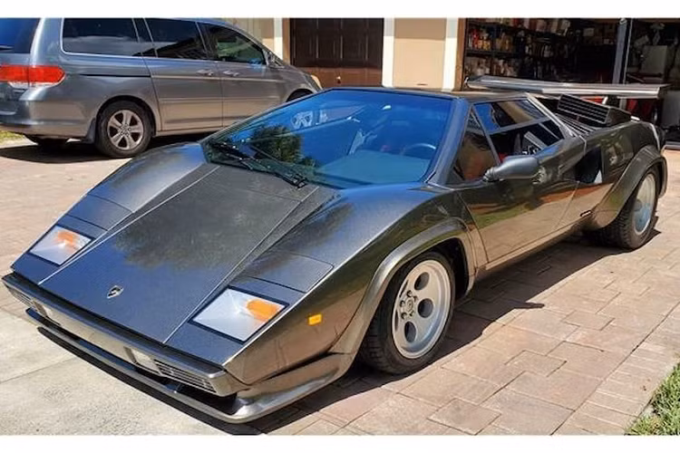 Các thương hiệu như Ferrari và Lamborghini được biết đến trên thế giới nhờ những chiếc xe tuyệt đẹp trên đường phố, trong khi những cái tên huyền thoại như Lamborghini Countach và Diablo đã trở thành “xe poster” treo đầu giường của hàng triệu người hâm mộ trẻ tuổi. Khi những đứa trẻ đó trưởng thành, một số có thể kiếm đủ tiền để mua được một trong những chiếc siêu xe ấy, trong khi một số khác phải nghĩ ra giải pháp cho riêng mình.
