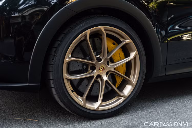 Porsche Cayenne Turbo GT được trang bị bộ mâm độc quyền GT Design kích thước 22 inch sơn vàng. Lốp xe đặc biệt từ Pirelli và hệ thống treo khí nén được gia cố chắc chắn hơn 15%. Bên cạnh đó, xe còn được lắp đặt hệ thống phanh hiệu năng cao (PCCB) cải tiến để tăng hiệu quả sử dụng của chi tiết này.