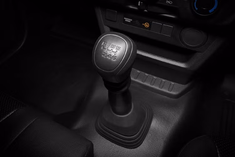 Cũng như phiên bản Spark SE, Isuzu D-Max Spacecab SE 2023 không có hệ thống ABS, EBD và BA. Camera lùi và phím chức năng trên vô lăng cũng bị cắt khỏi bản Spacecab SE này. Các trang bị còn lại của phiên bản Spacecab SE không khác gì phiên bản Spark SE. Tuy nhiên, Spacecab SE có một số khác biệt so với bản Spark SE như lưới tản nhiệt sơn màu đen bóng, ghế bọc nỉ và khóa điều khiển từ xa ở bản 3.0.