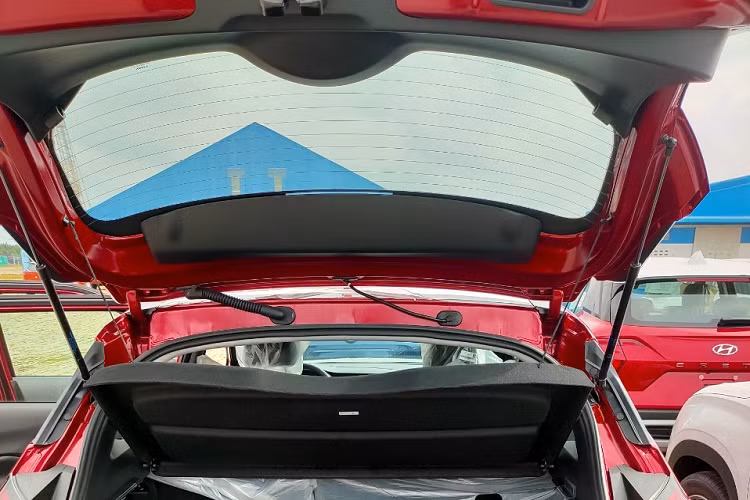 Ngoài ra, Nissan Kicks e-Power 2023 còn có cần số điện tử mới, phanh tay điện tử, tính năng tự động giữ phanh tạm thời và khởi động nút bấm. Nằm bên dưới nắp ca-pô của mẫu SUV cỡ B này là hệ truyền động hybrid có tên e-Power. Hệ truyền động này bao gồm máy xăng 3 xi-lanh, dung tích 1.2L, đóng vai trò là máy phát điện để sạc cụm pin lithium-ion nằm bên dưới hàng ghế trước. Trong khi đó, nhiệm vụ truyền động cho xe thuộc về mô-tơ điện mạnh 136 mã lực và 280 Nm. Xe sẽ có 3 chế độ lái là Eco, Normal và Sport. Thông tin được đăng trên trang của Cục Đăng kiểm Việt Nam cho biết Nissan Kicks e-Power 2023 sẽ có 2 phiên bản là E và V đồng thời được nhập khẩu nguyên chiếc từ Thái Lan.