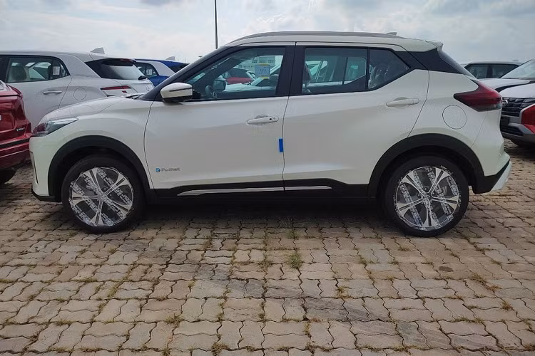 Bên sườn, mẫu SUV cỡ B này có những đường dập gân khá sắc sảo và nóc dốc về phía sau. Thêm vào đó là vành hợp kim 17 inch với thiết kế 5 chấu và logo "e-Power" trên cửa trước. Ngoài ra, xe còn có nẹp nhựa màu đen ở hốc bánh và bên dưới cửa. Các cột của xe cũng được sơn màu đen, tạo hiệu ứng nóc "lơ lửng".