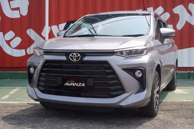 Ở thế hệ mới, mẫu xe MPV Toyota Avanza đã được "lột xác" về thiết kế, điều này được thể hiện rõ rệt ở phần đầu xe, gồm lưới tản nhiệt thanh ngang mới, đèn pha đẹp mắt, hốc hút gió hình thang cỡ lớn, đèn sương mù mới và cản trước mạnh mẽ.