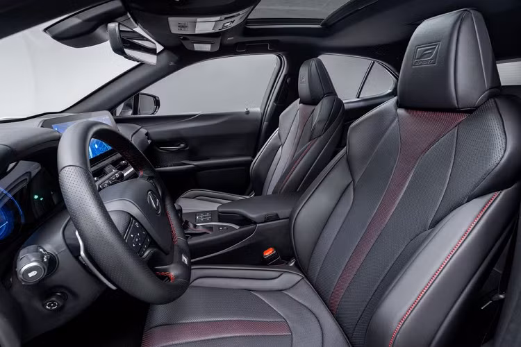 Một trong những tinh chỉnh chính của Lexus UX 2023 nâng cấp là cải thiện độ cứng của khung xe, được thực hiện thông qua 20 mối hàn bổ sung cho thân xe.