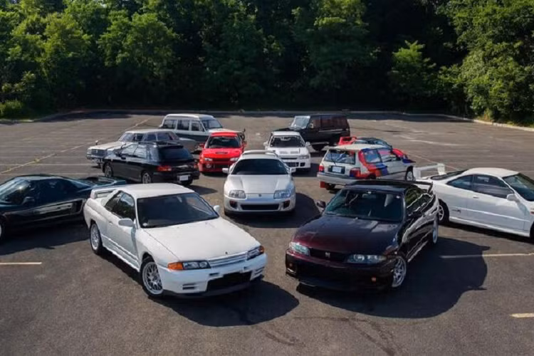 JDM là viết tắt của từ “Japanese Domestic Market”, một thuật ngữ dùng để chỉ các mặt hàng tiêu dùng nội địa Nhật Bản. Trên thế giới, những chiếc xe JDM được xem như một từ dùng để chỉ đến khái niệm chơi xe nội địa Nhật Bản.