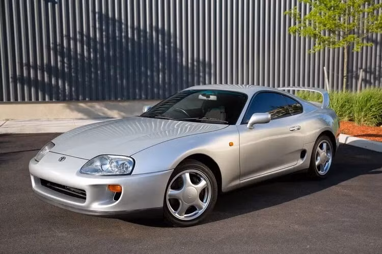 Toyota, Honda, Mazda, Mitsubishi, Nissan và Subaru đều là những cái tên tiêu biểu trong văn hóa chơi xe JDM, mặc dù những chiếc xe thể thao đến từ Nhật không quá mạnh như xe Mỹ hay Châu Âu nhưng nó lại có những nét thiết kế rất riêng của từng hãng, dần nó đã trở thành những chiếc xe thể thao đường phố cực kỳ nổi tiếng.