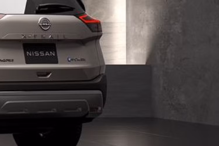 Những tiện ích nổi bật trên xe gồm hệ thống âm thanh cao cấp của Bose, ổ cắm điện 100V AC với công suất tối đa 1.500 W và nhiều tùy chọn vật liệu bọc (vải đen, da Nappa, Tailor Fit và vật liệu Cell-Cloth chống thấm nước). Phiên bản 2WD có cấu hình 5 chỗ, nội thất bọc vải và da Nappa. Các biến thể Nissan X-Trail 4WD có cấu hình 5+2.