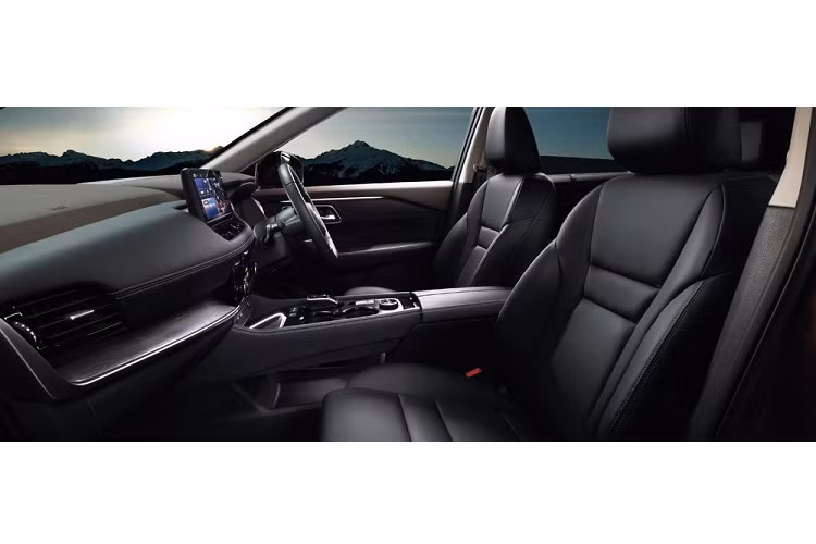 Phía bên hông, Nissan X-Trail 2023 sử dụng bộ mâm xe hợp kim 19 inch, thiết kế 5 chấu sơn 2 tông màu thể thao. Cụm đèn hậu LED thiết kế khỏe khoắn, mạnh mẽ là điểm nhấn ở phía sau xe. Tại Nhật Bản, chiếc SUV được cung cấp với 12 màu ngoại thất, bao gồm cả màu đỏ Cardinal đặc biệt và 5 tùy chọn ngoại thất hai tông màu. Các khách hàng muốn nâng cấp ngoại thất có thể lựa chọn bodykit X-Trail X hoặc Autech.