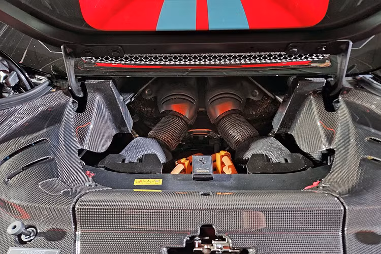 Chỉ với động cơ hoàn toàn bằng điện, siêu xe mui trần Ferrari 296 GTS có thể di chuyển với quãng đường 25 km, trong khi vận tốc tối đa là 135 km/h.