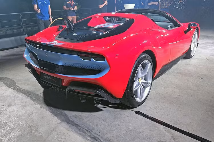 Thậm chí, chủ nhân còn có thể mở mui xe khi Ferrari 296 GTS đang di chuyển trên đường nhưng tốc độ được khuyến cáo dưới 50 km/h. Trọng lượng của xe cũng nặng hơn 70 kg so với Ferrari 296 GTB.