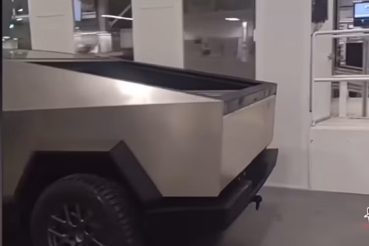 Chiếc xe Tesla Cybertruck chạy điện nguyên mẫu này đã được ghi hình tại nhà máy sản xuất của Tesla, và nó cho thấy rằng quá trình phát triển đang bước sang một giai đoạn khác. Từ những gì được thấy trong video, ta thấy chiếc xe trông có vẻ như đã sẵn sàng đưa vào sản xuất hàng loạt, với không ít điểm bổ sung so với phiên bản lần đầu ra mắt.