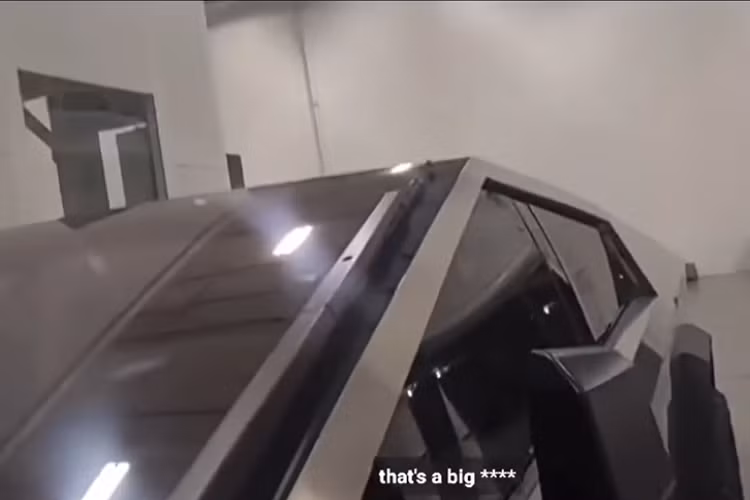 Tesla cũng có thể đã thu nhỏ phần đầu xe, và tăng kích thước của tấm kính chắn gió. Phần cốp phía trước dường như không thể mở được, nhưng phiên bản sản xuất của Cybertruck chắc chắn sẽ có tính năng này để tăng thêm không gian lưu trữ. Xe cũng có một khe hở lớn hơn ở tấm cản trước và toàn bộ tấm cản có vẻ to hơn và thấp hơn, điều này có thể hữu ích với tính khí động học, nhưng có thể làm hạn chế góc tiếp cận khi đi địa hình, cho dù khó có thể nói rõ tấm cản mới thực tế thấp hơn bao nhiêu.