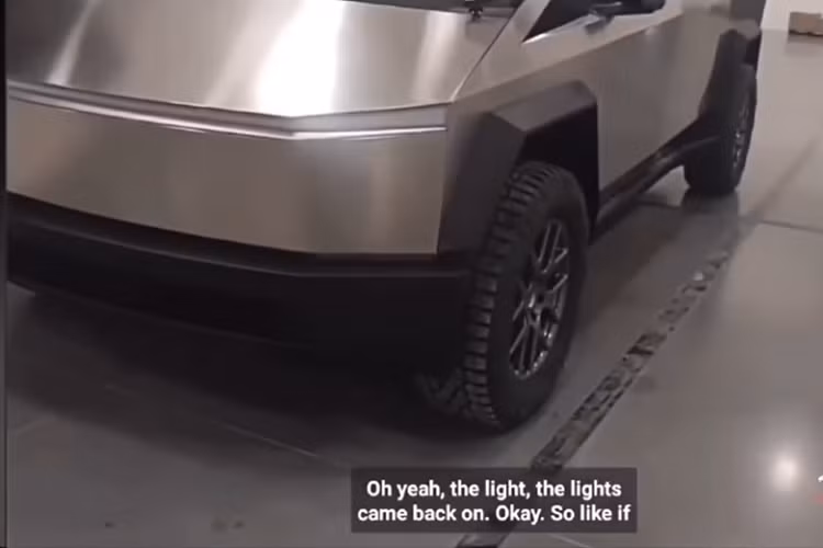 Đối với bộ la-zăng, chỉ bằng hình ảnh video thì khó có thể đoán chúng có kích thước bao nhiêu - lốp xe có vẻ không phải là loại 35 inch, do vậy có thể là loại 33 inch nhỏ hơn một chút. Thậm chí chúng ta cũng không thể dám chắc rằng bộ la-zăng này sẽ có được bán kèm với xe sản xuất hay không. Dù sao đi nữa, Tesla Cybertruck 2022 mới trông khá đẹp mắt và phù hợp với phong cách tổng thể của chiếc bán tải điện