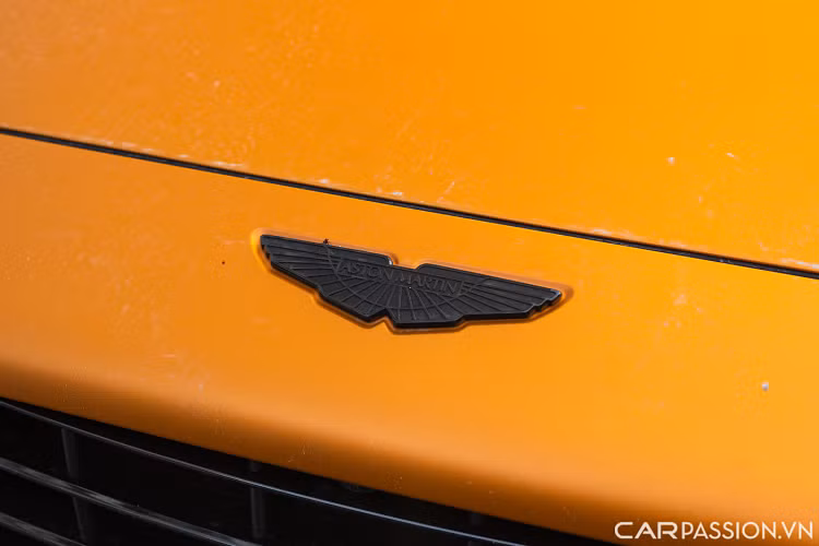 Đuôi xe của Aston Martin DBX có thiết kế khá giống với “người anh em” Vantage. Cụm đèn hậu dạng LED thiết kế thanh mảnh và uốn cong đầy mềm mại. Hệ thống ống xả kép hình đặt đối xứng 2 bên cho âm thanh khá uy lực. Ngoài ra, hai cánh gió tại nóc xe và cốp xe tăng phần khí động học cho chiếc DBX này.