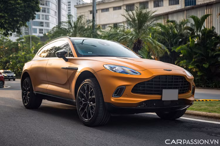 Sức hấp dẫn của Aston Martin DBX hạng sang đến từ sự kết hợp hoàn hảo giữa tính linh hoạt, tiện nghi vượt trội xứng tầm SUV đắt tiền cùng tiêu chuẩn táo bạo về hiệu suất vận hành thể thao cực độ mà hiếm nhà sản xuất ôtô lừng danh nào dám khai phá đến thời điểm hiện tại.