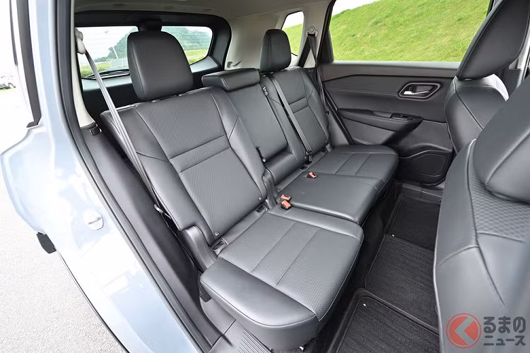 Nissan X-Trail e-Power X 2023 có 2 cấu hình nội thất là 5 chỗ và 7 chỗ. Xe được trang bị vô lăng bọc da vát đáy thể thao, bảng đồng hồ kỹ thuật số với màn hình LCD 12,3 inch,