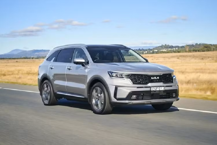 Hiện tại, Sorento đang được phân phối trong nước với các tuỳ chọn máy xăng và dầu công nghệ Smartstream mới bao gồm: Xăng 4cyl thẳng hàng 2.5L, hút khí tự nhiên, công suất tối đa 177 mã lực từ 6.000 vòng/phút và mô men xoắn cực đại 232Nm có được tại dải vòng tua 4.000 vòng/phút, đi kèm với hộp số tự động 6 cấp (6 AT).