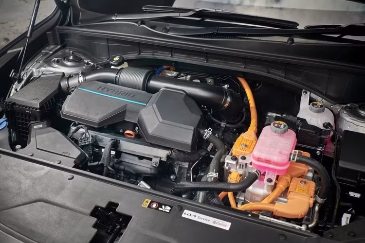 Về các tính năng an toàn, danh sách các trang bị an toàn trên Sorento Hybrid cũng rất đầy đủ với Hệ thống hỗ trợ lái xe tiên tiến (ADAS), bao gồm Hỗ trợ tránh va chạm phía trước, Kiểm soát hành trình thông minh và Hỗ trợ giữ làn đường.