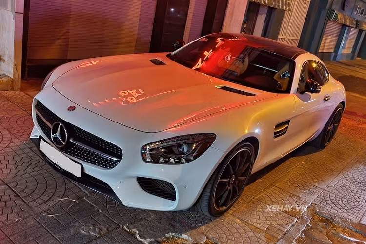 Để giảm trọng lượng xe, các kỹ sư của Mercedes-Benz đã kết hợp các vật liệu như nhôm, thép và ma-giê. Nhờ đó, Mercedes-AMG GT S có trọng lượng chỉ khoảng 1.540 kg.