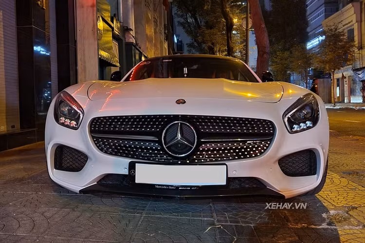 Là phiên bản cao hơn của mẫu AMG GT, Mercedes-AMG GT S sở hữu nhiều trang bị ấn tượng như hệ thống đèn pha LED High Performance, lưới tản nhiệt có thanh ngang mạ crôm nổi bật cùng bộ mâm hợp kim thể thao đa chấu.