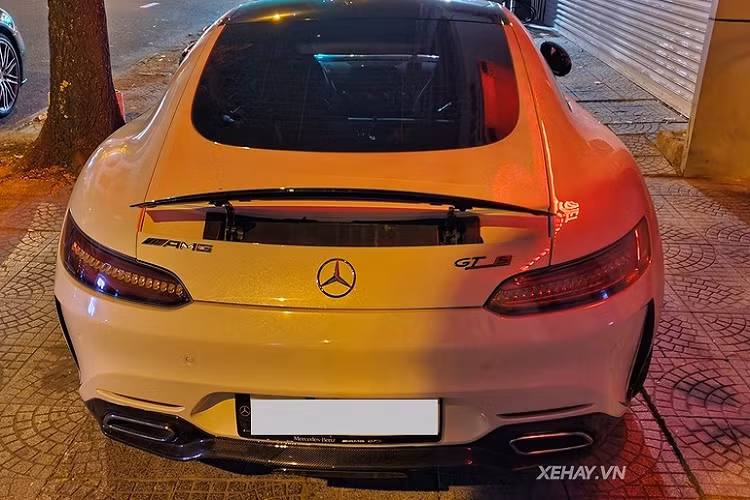 Mercedes-AMG GT S lấy sức mạnh từ khối động cơ tăng áp kép V8 4.0L sản sinh công suất 510 mã lực và mô-men xoắn cực đại 650Nm, siêu coupe chỉ cần 3,8 giây để tăng tốc từ 0 - 100 km/h. Theo giới mê xe, sau khi hoàn tất các thủ tục để lăn bánh trên đường phố thì giá xe Mercedes-AMG GTS này rơi vào khoảng 10,8 tỷ đồng.
