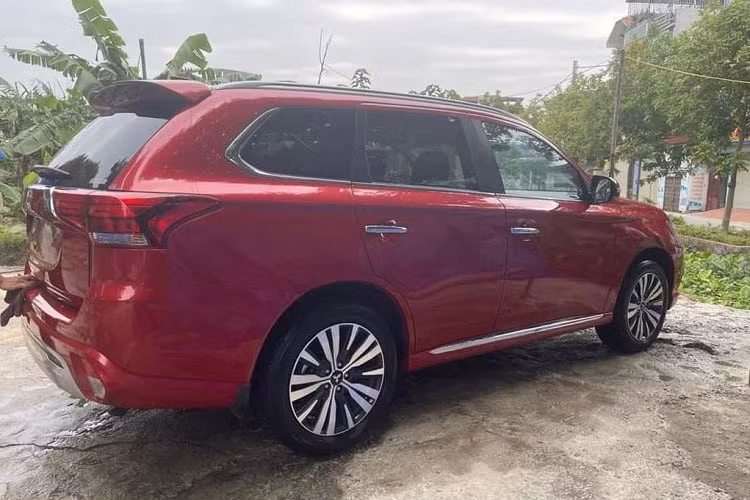Ngoài ra, cản trước của xe bổ sung 4 cảm biến. Ở phiên bản nâng cấp 2022 lần này, Outlander được trang bị bộ mâm đa chấu mới và cản trước/sau nẹp hông đều được sơn cùng màu với thân xe.