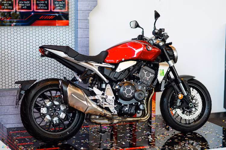 Honda Việt Nam phân phối CB1000R 2022 với duy nhất bản Tiêu chuẩn, đi kèm là 3 tùy chọn màu sơn bạc, đỏ và đen. Mức giá của mẫu nakedbike này là 509 triệu đồng, tăng gần 40 triệu đồng so với đời cũ. Trong cùng phân khúc, Honda CB1000R cạnh tranh với những cái tên như Kawasaki Z900RS (415 triệu đồng) hay "tân binh" Yamaha MT-10SP (khoảng 510 triệu đồng).