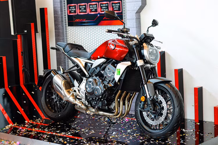 Sau hơn 3 tuần được Honda Việt Nam giới thiệu, phiên bản Honda CB1000R 2022 mới đã xuất hiện tại một đại lý. Xe vẫn mang kiểu dáng Neo Sport Cafe quen thuộc kể từ thế hệ được giới thiệu vào năm 2018, tuy nhiên phiên bản mới nhất có tinh chỉnh đôi chút ở nhiều chi tiết.