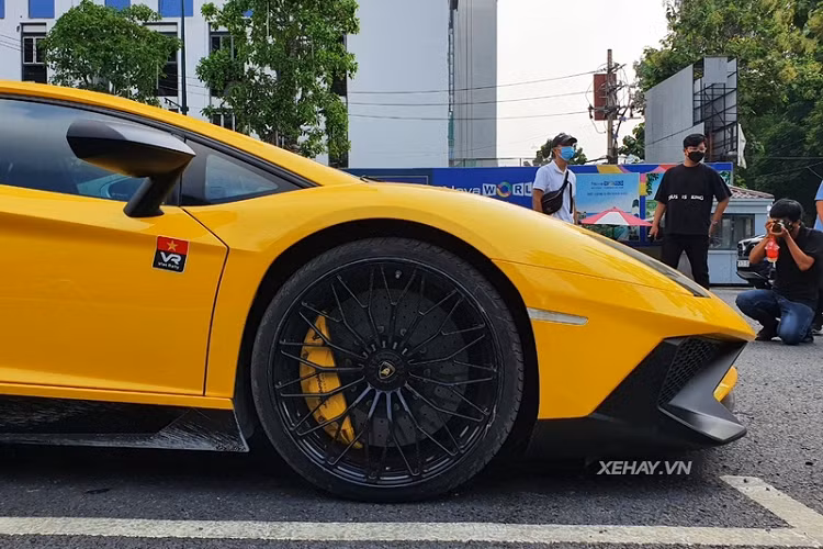 Cung cấp sức mạnh cho Lamborghini Aventador SV Coupe là khối động cơ nạp khí tự nhiên V12 6.5L sản sinh công suất 750 mã lực và mô-men xoắn cực đại 690 Nm, giúp siêu xe chạy nước rút từ 0 - 100 km/h chỉ trong 2,7 giây trước khi cán vận tốc tối đa 350 km/h.