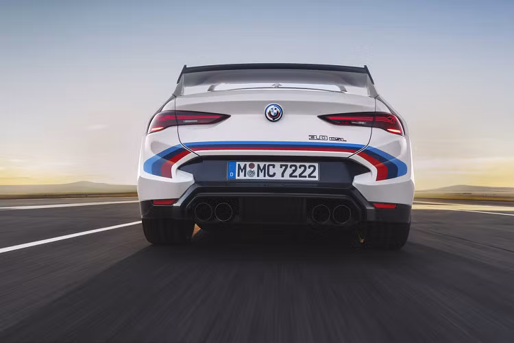Đường gấp khúc Hofmeister được thiết kế rõ ràng hơn, bổ sung logo BMW nổi bật. Màu sơn thân xe với tông trắng Alpine White cùng họa tiết sọc BMW M đều được sơn bằng tay tổng cộng 22 bộ phận riêng lẻ, nhằm tái hiện chính xác nhất tinh thần của chiếc xe đua trong quá khứ.