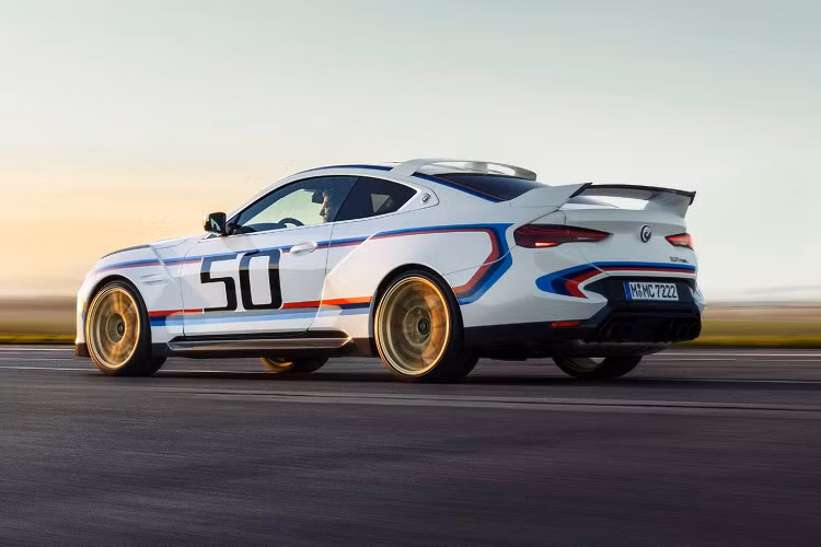 BMW 3.0 CSL huyền thoại ra mắt năm 1972 là mẫu xe được phát triển dựa trên cơ sở 6 Series thế hệ E9 với khối động cơ mạnh mẽ nhằm thi đấu tại các giải đua xe du lịch ở châu Âu. Ngoài những chiến thắng trên đường đua, 3.0 CSL còn được các fan BMW nói riêng và bộ môn đua xe thể thao nói chung nhớ tới bởi thiết kế khí động học với thân rộng và các vây, cánh lớn.