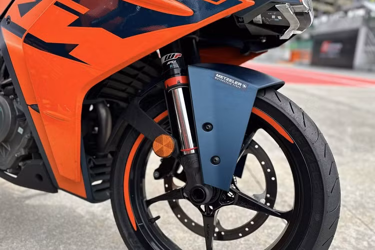 Tại thị trường Việt Nam, giá xe KTM RC 390 chính hãng được chào bán từ 209 triệu đồng, mức giá này tương đối cao so với hai đối thủ cùng phân khúc là Yamaha YZF-R3 (giá 132 triệu đồng) và Kawasaki Ninja 400 (159 triệu đồng). Tuy nhiên, KTM RC 390 lại sở hữu khá nhiều công nghệ hiện đại cùng khả năng vận hành ấn tượng.