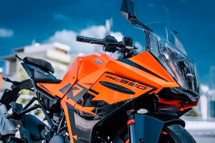 KTM RC 390 bản 2022 có phong cách thiết kế được lấy cảm hứng từ những mẫu xe đua của giải Grand Prix. Hệ thống đèn trước được tạo hình trông quen thuộc và dễ nhìn hơn. Kính chắn gió và dàn áo trước thiết kế lại nhằm tối ưu hóa yếu tố khí động học và tăng cường sự thoải mái khi lái.