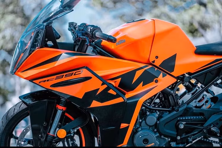 Chiếc sportbike có khung sườn chính dạng mắt cáo và khung phụ mới giúp giảm 1,5 kg khối lượng so với bản cũ. Hệ thống điện được đưa về sau thay vì phía trước bình xăng như phiên bản cũ, tạo thêm không gian để nâng cấp dung tích bình xăng lên 13 lít. Đồng thời, bộ mâm xe cũng được tinh chỉnh để nhẹ hơn 3,4 kg.