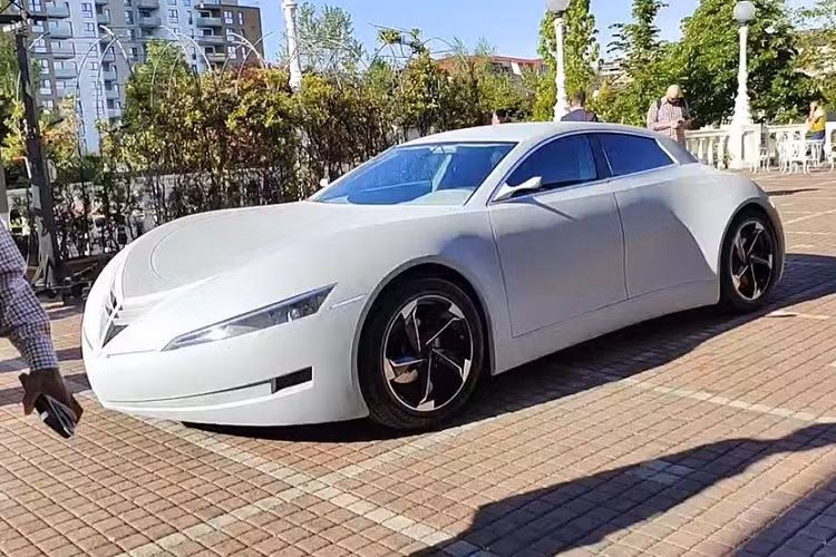 Trong khi mẫu concept xe điện này là một nguyên mẫu hoạt động được, nó vẫn chưa được chấp thuận để chạy trên các con đường công cộng. Như bạn có thể quan sát trong các bức ảnh, thiết kế của xe trông khác thường, và một số bộ phận bên trong nó là lấy từ các mẫu xe từ nhiều thương hiệu khác biệt.