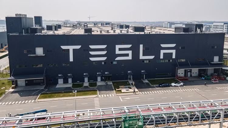 Tesla cat bo thiet bi o thuoc lai, hang chuc nghin xe anh huong-Hinh-2