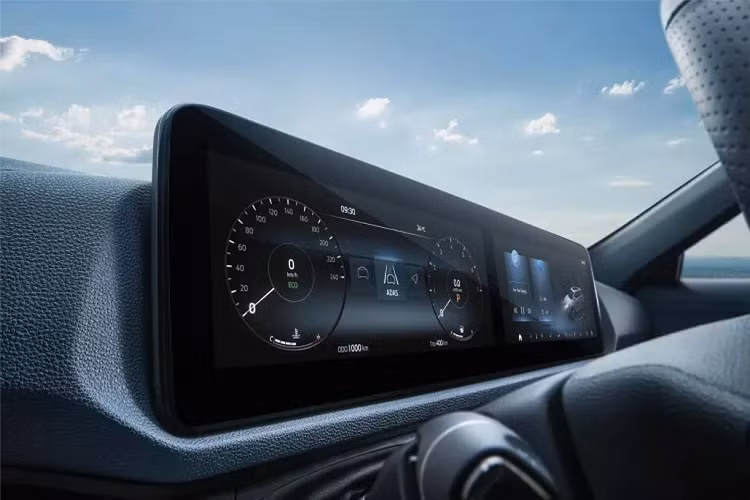 Các tiện nghi đáng kỳ vọng gồm có cửa sổ trời toàn cảnh, điều hòa tự động, phanh tay điện tử tích hợp giữ phanh tự động, sạc điện thoại thông minh không dây, tính năng ra lệnh bằng giọng nói, cập nhật phần mềm qua Wi-Fi, hệ thống định vị thực tế ảo.
