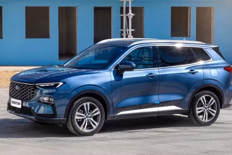 Trang bị an toàn vẫn có điểm nhấn là gói công nghệ Ford Co-Pilot360 gồm những tính năng như hệ thống kiểm soát hành trình thích ứng ACC, phanh khẩn cấp tự động AEB, hỗ trợ giữ làn đường LKA, hỗ trợ lái xe khi tắc đường, cảnh báo va chạm phía trước, cảnh báo chệch làn đường, cảnh báo điểm mù và cảnh báo phương tiện cắt ngang khi lùi.