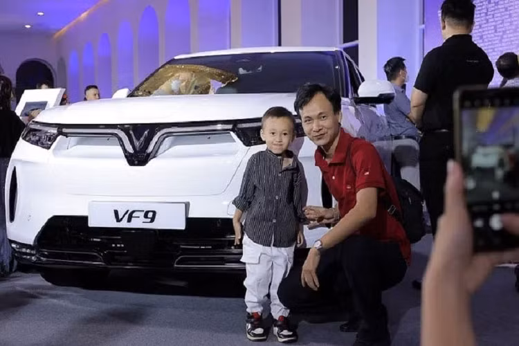 Hồi tháng 6/2022, VinFast đã công bố chính sách cố định giá thuê Pin ôtô điện trọn đời tại Việt Nam. Hiện tại, VinFast đang cung cấp 2 lựa chọn thuê bao pin cho khách hàng sử dụng ô tô điện, bao gồm gói Linh hoạt (áp dụng cho quãng đường di chuyển 500km mỗi tháng) và gói Cố định (không giới hạn quãng đường di chuyển).