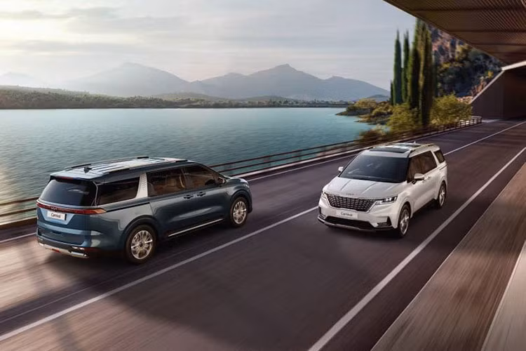 Về ngoại hình, Kia Carnival 2022 mang thiết kế vuông vức và góc cạnh hơn so với thế hệ Sedona cũ. Xe được trang bị tiêu chuẩn đèn pha LED, bản cao cấp sử dụng LED thích ứng. Mặt ca-lăng sơn màu đen bóng ở bản thấp và mạ crôm trên phiên bản cao cấp. Dàn chân” của xe loại đa chấu 19 inch và sơn 2 màu, tạo cảm giác khỏe khoắn và vững chãi hơn.