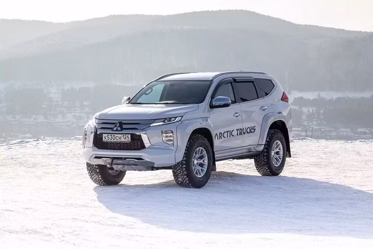 Điểm đặc biệt đầu tiên ở Mitsubishi Pajero Sport độ Artic Trucks này chính là bộ lốp "bánh béo" kích thước 315/70 R17. Sử dụng bộ lốp này giúp xe tăng thêm độ bám trên địa hình xấu, hãng cũng bù đắp phần chắn bùn cho hốc lốp. Khoảng sáng gầm của xe cũng được tăng lên 270 mm, nguyên bản là 218 mm.