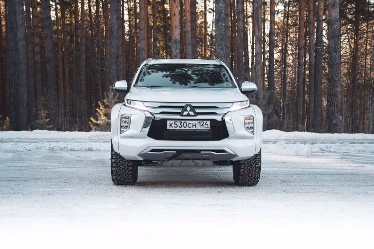 Mitsubishi Pajero Sport tại Nga có hai tuỳ chọn động cơ gồm, động cơ diesel tăng áp 2,4 lít sản sinh 179 mã lực hoặc động cơ xăng V6 dung tích 3.0 lít sản sinh 217 mã lực cùng hộp số tự động 8 cấp (tiêu chuẩn hộp số sàn 6 cấp) và hệ dẫn động 4 bánh toàn thời gian Super Select II.